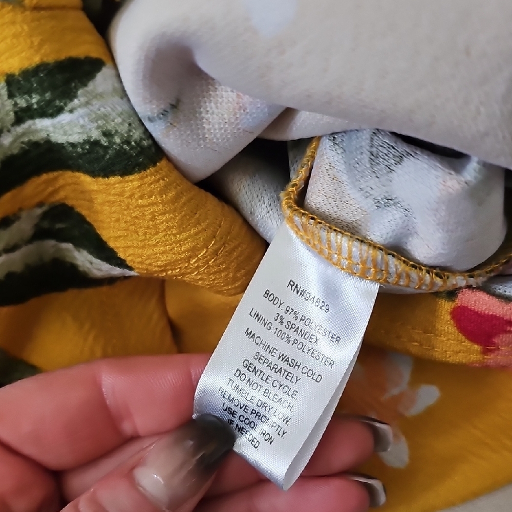 NWOT Floral Yellow Romper - Picture 3 of 6